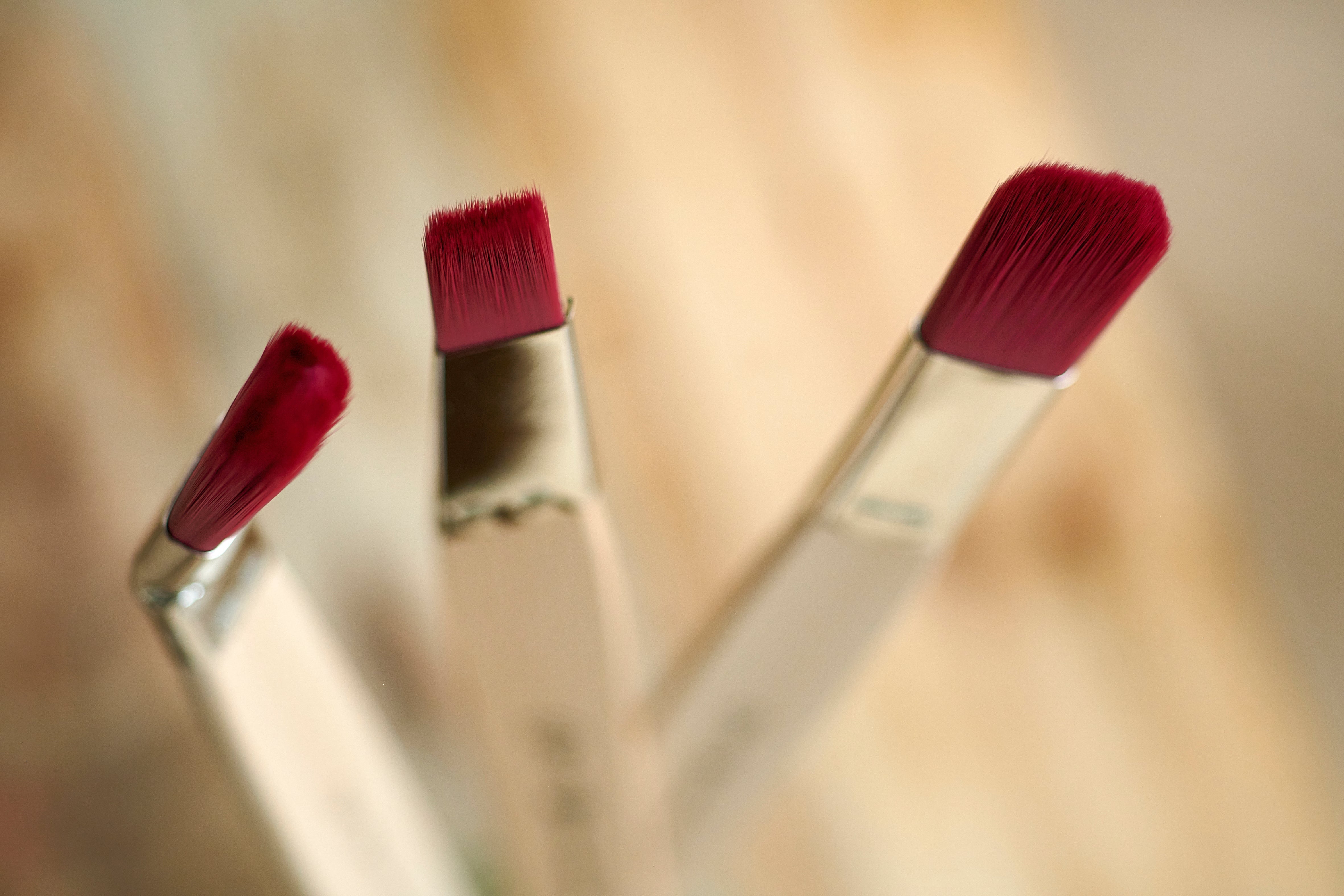 Should You Use a Brush or Roller for Furniture? When to Use Each